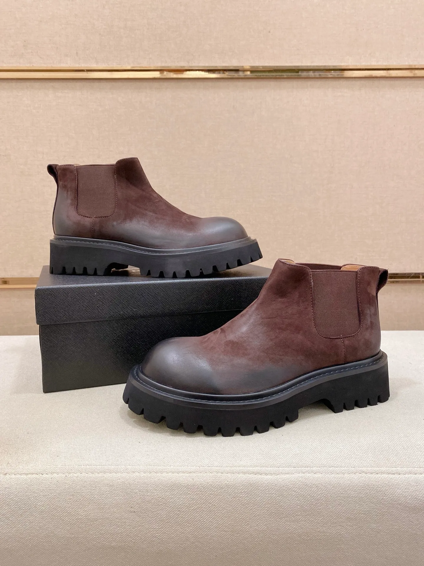 Factory price 580💰 The new PRADA (Prada) counters are launched simultaneously, new men's shoes, 😘fabrics are selected from cowhide. Lining: Full sheepskin lining. 👍🏿 High-end ☄️ air-cushion molded anti-slip rubber outsole, exquisite lines, simple and elegant, comfortable and high-end for leisure travel. Number of yards: 38 to 44. Can be ordered for 45 non-refundable